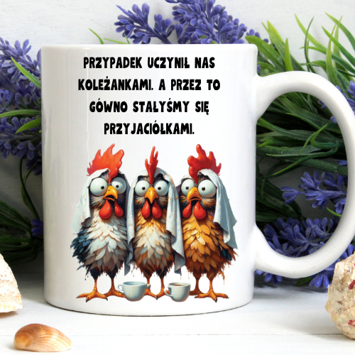 Kubek 330 ml z kurami i napisem „Przypadek uczynił nas koleżankami, a przez to gówno stałyśmy się przyjaciółkami