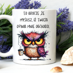 Kubek 330 ml z poirytowaną sową i napisem „To urocze, iż myślisz, że Twoja opinia mnie obchodzi”.
