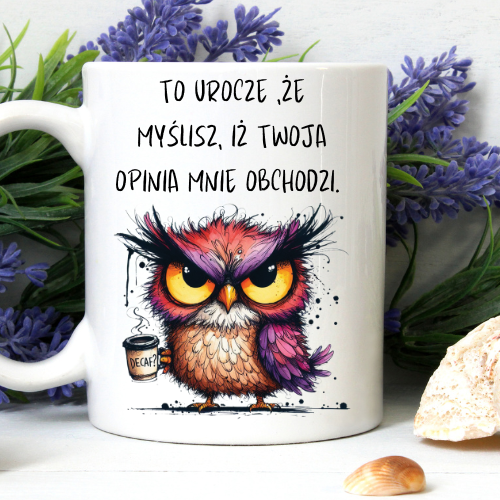 Kubek 330 ml z poirytowaną sową i napisem „To urocze, iż myślisz, że Twoja opinia mnie obchodzi”.
