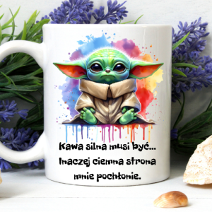 Kubek sublimowany 330 ml z Baby Yodą i napisem „Kawa silna musi być… inaczej ciemna strona mnie pochłonie”.