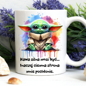 Kubek sublimowany 330 ml z Baby Yodą i napisem „Kawa silna musi być… inaczej ciemna strona mnie pochłonie”.