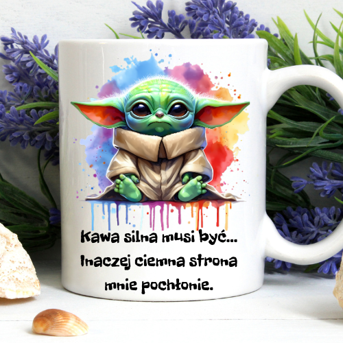 Kubek sublimowany 330 ml z Baby Yodą i napisem „Kawa silna musi być… inaczej ciemna strona mnie pochłonie”.