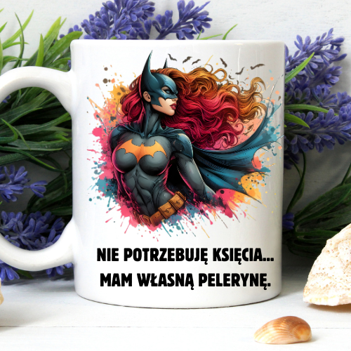 Kubek sublimowany 330 ml z Catwoman i napisem „Nie potrzebuję księcia… mam własną pelerynę”