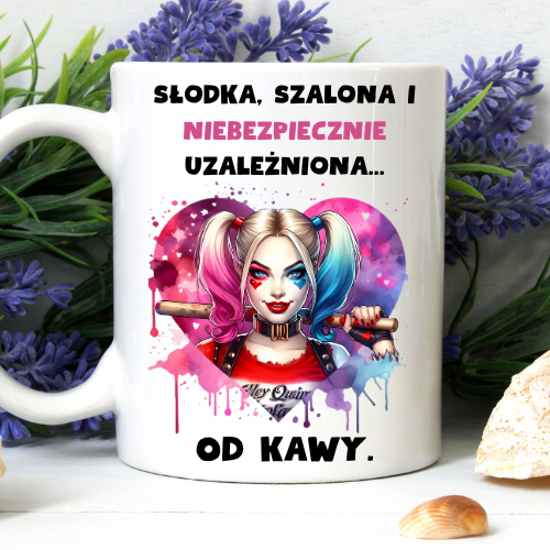 Kubek sublimowany 330 ml z Harley Quinn – „Słodka, szalona i niebezpiecznie uzależniona od kawy”