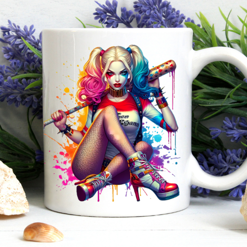 Kubek sublimowany 330 ml z Harley Quinn – „Słodka, szalona i niebezpiecznie uzależniona od kawy”