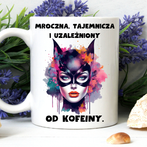 Kubek sublimowany 330 ml z Catwoman i napisem „Mroczna, tajemnicza i uzależniona od kofeiny”