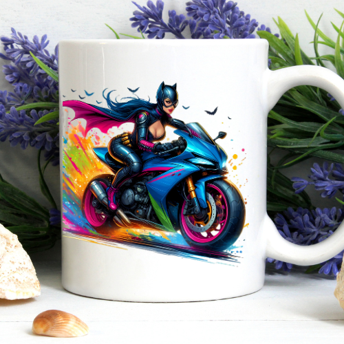 Kubek sublimowany 330 ml z Catwoman i napisem „Mroczna, tajemnicza i uzależniona od kofeiny”