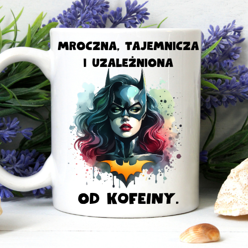 Kubek sublimowany 330 ml z Batwoman i napisem „Mroczna, tajemnicza i uzależniona od kofeiny”