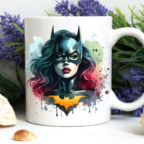 Kubek sublimowany 330 ml z Batwoman i napisem „Mroczna, tajemnicza i uzależniona od kofeiny”