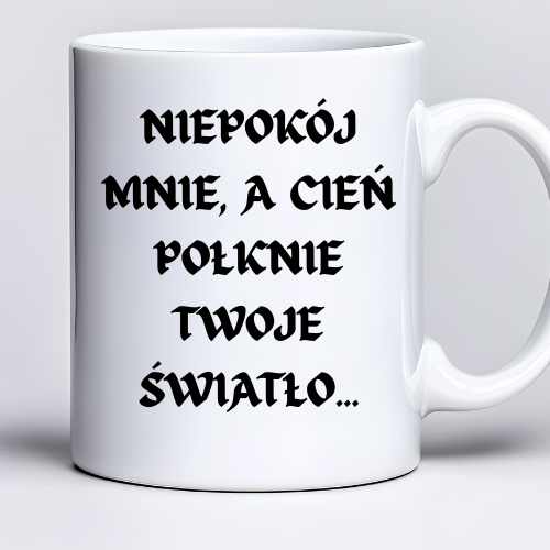 Kubek sublimowany dla wiedźmy z tekstem „Niepokój mnie, a cień połknie Twoje światło” o pojemności 330 ml