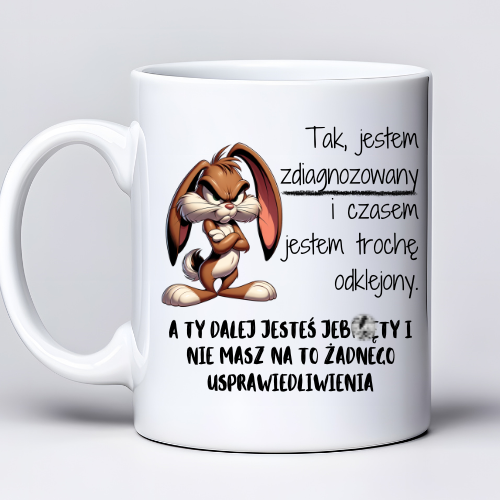 Kubek z nadrukiem 330 ml królikiem i napisem „Tak, jestem zdiagnozowany i czasem jestem trochę odklejony / A Ty dalej jesteś jeb* i nie masz na to żadnego usprawiedliwienia”