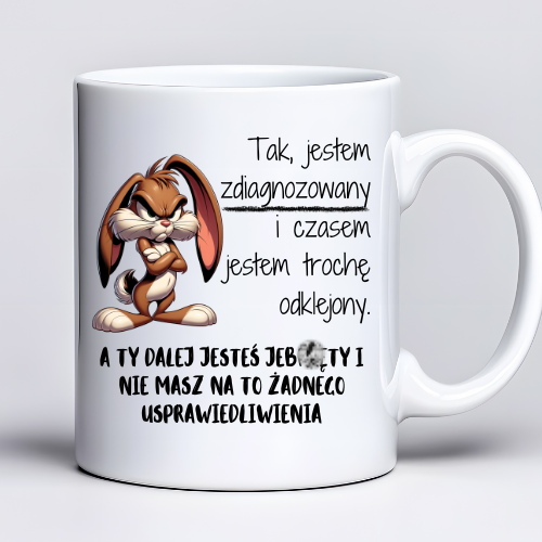 Kubek z nadrukiem 330 ml królikiem i napisem „Tak, jestem zdiagnozowany i czasem jestem trochę odklejony / A Ty dalej jesteś jeb* i nie masz na to żadnego usprawiedliwienia”