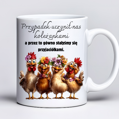 Kubek 330 ml z tekstem „Przypadek uczynił nas koleżankami, a przez to gó#wno stałyśmy się przyjaciółkami” i grafiką czterech zabawnych kur