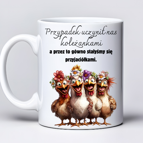 Kubek 330 ml z tekstem „Przypadek uczynił nas koleżankami, a przez to gó#wno stałyśmy się przyjaciółkami” i grafiką czterech zabawnych kur