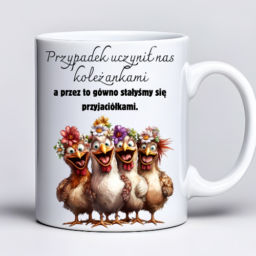 Kubek 330 ml z tekstem „Przypadek uczynił nas koleżankami, a przez to gó#wno stałyśmy się przyjaciółkami” i grafiką czterech zabawnych kur