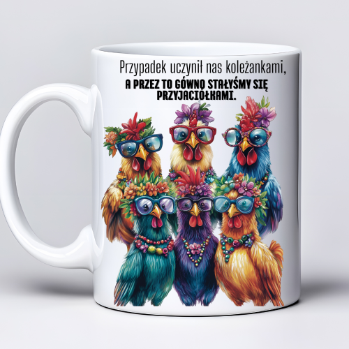 Kubek 330 ml z tekstem „Przypadek uczynił nas koleżankami, a przez to gówno stałyśmy się przyjaciółkami” i grafiką 6 kur