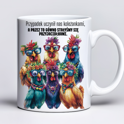 Kubek 330 ml z tekstem „Przypadek uczynił nas koleżankami, a przez to gówno stałyśmy się przyjaciółkami” i grafiką 6 kur