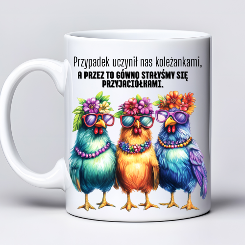 Kubek 330 ml z tekstem „Przypadek uczynił nas koleżankami, a przez to gówno stałyśmy się przyjaciółkami” i grafiką 3 kur