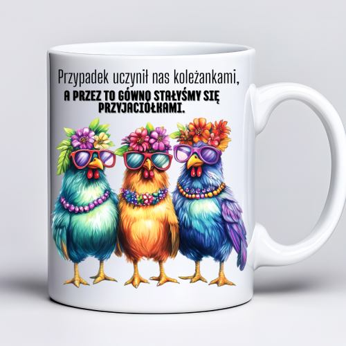 Kubek 330 ml z tekstem „Przypadek uczynił nas koleżankami, a przez to gówno stałyśmy się przyjaciółkami” i grafiką 3 kur