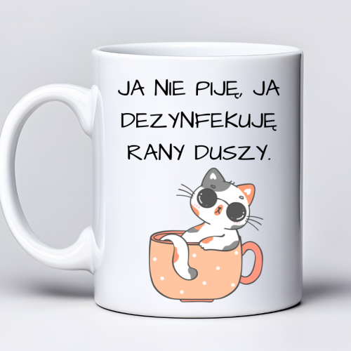 Kubek 330 ml z tekstem „Ja nie piję, ja dezynfekuję rany duszy.” i grafiką kota