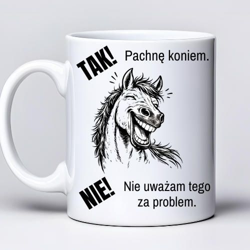 Kubek 330 ml z tekstem „TAK. Pachnę koniem. NIE. Nie uważam tego za problem.” i grafiką konia