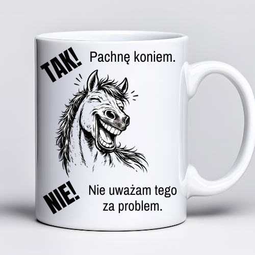 Kubek 330 ml z tekstem „TAK. Pachnę koniem. NIE. Nie uważam tego za problem.” i grafiką konia