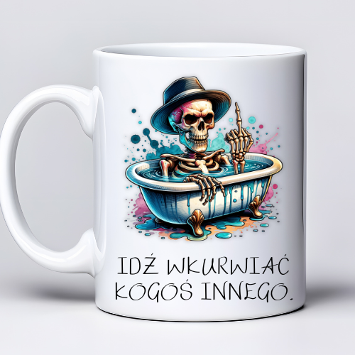 Kubek 330 ml z tekstem „Idź wku#wiać kogoś innego.” i grafiką szkieletu w wannie