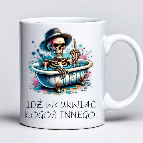 Kubek 330 ml z tekstem „Idź wku#wiać kogoś innego.” i grafiką szkieletu w wannie