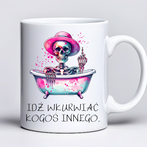 Kubek 330 ml z tekstem „Idź wku#wiać kogoś innego.” i grafiką szkieletu w wannie**
